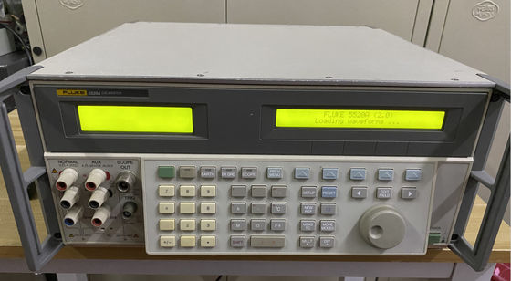 comprar Calibrador Multifuncional Fluke 5520A com Sinais de Amplitude de 600 MHz, Interface RS-232 e Condição de Usado Fabricação em linha