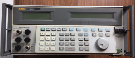 comprar Calibrador de produtos múltiplos Fluke 5820A com largura de banda de 600 MHz e 2,1 GHz Calibrador de osciloscópio de cinco canais Fabricação em linha