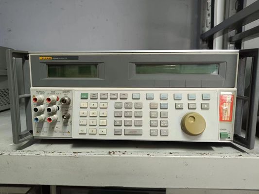 comprar Recalibrador Multifuncional Fluke 5520A com Sinais de Amplitude de 600 MHz e Interface RS-232 em Condição Usada Fabricação em linha