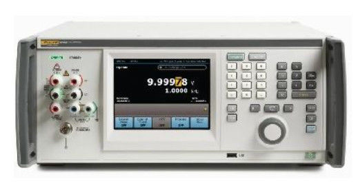 Calibrador Multifuncional de Alto Desempenho Fluke 5730A com Sinais de Amplitude de 600 MHz e Condição de Pré-Usado