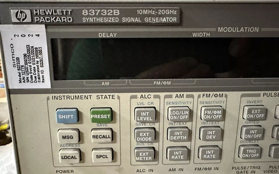 Keysight (Agilent) 83732B 10 MHz a 20 GHz Gerador de sinal sintetizado Equipamento de ensaio utilizado