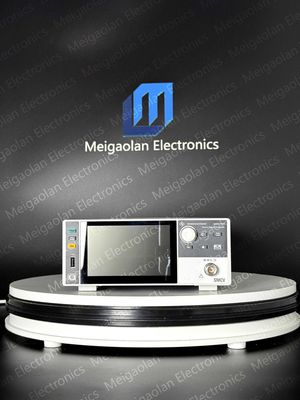 Gerador de sinal vetorial R&S SMCV100B com gama de 4 kHz a 7,125 GHz, potência de saída de +25 dBm e largura de banda de modulação de 240 MHz