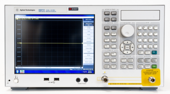 Keysight E5071C ENA Series RF Vector Network Analyzer com gama de frequências de 9kHz a 8,5GHz e gama dinâmica de 123dB para medição de parâmetros S de alta precisão