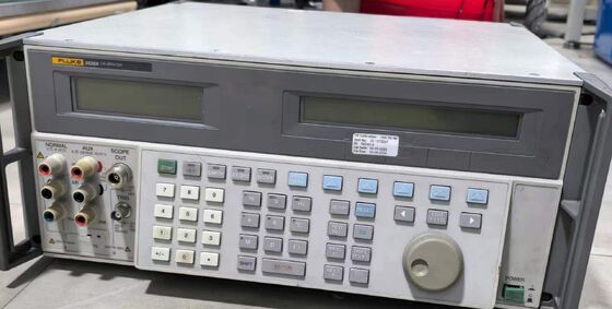 Calibrador multifuncional Fluke 5520A 20A Saída de corrente contínua com medição de pressão Calibração de escopo de 600 MHz